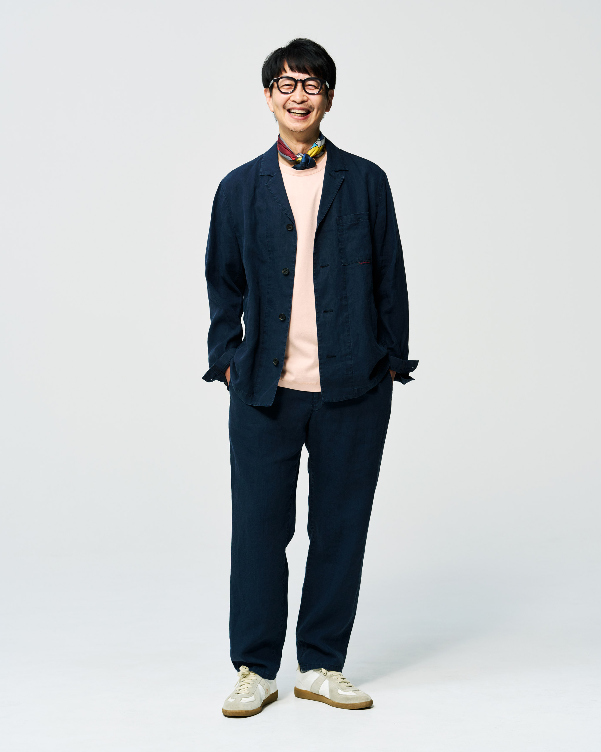 小林孝延 全身写真