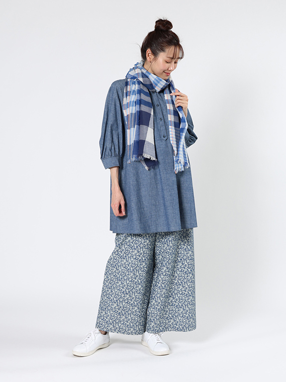 シャンブレー デニム プチフラワー プリント ワイドパンツ