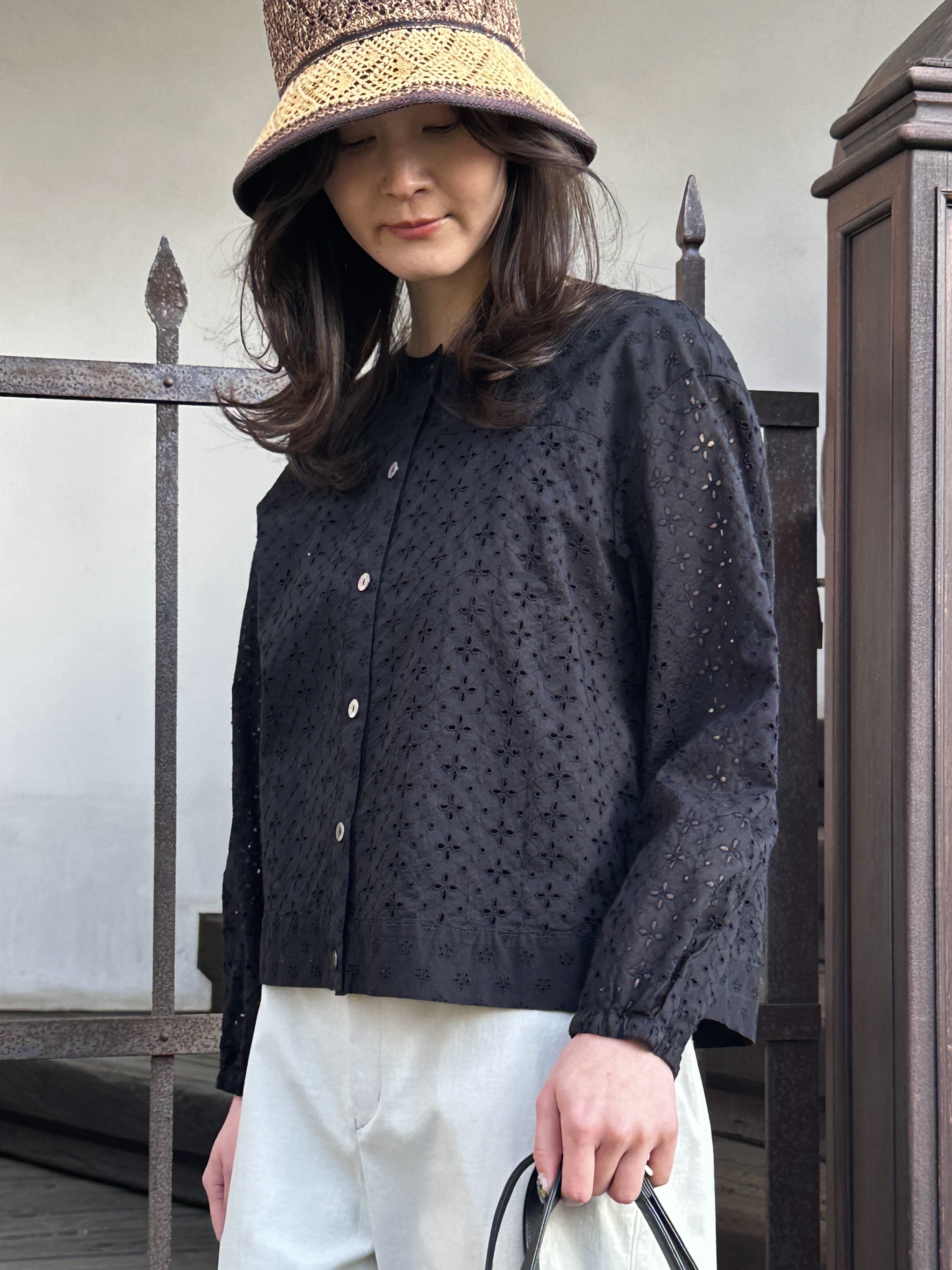 エンブロイダリーレース ノーカラーオーバーブラウス