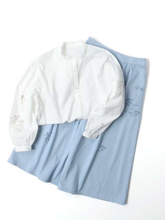 デニムライクストレッチクロス ビオラ刺繍入りタックスカート